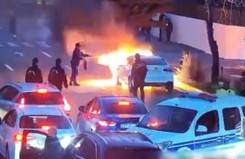 Bakının mərkəzində yanan maşın belə söndürüldü - VİDEO