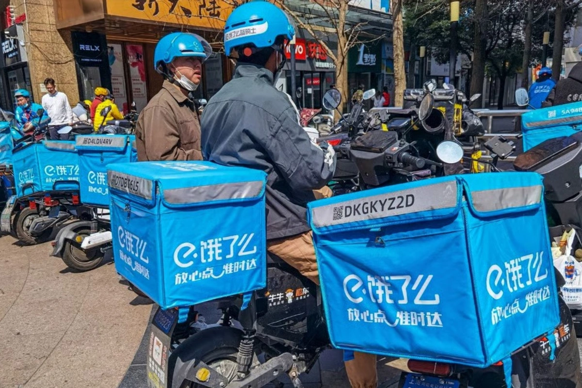 В Китае курьер службы доставки за пять лет накопил 160 000 долларов-ФОТО