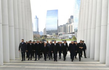 Джевдет Йылмаз посетил в Баку памятник Победы-ФОТО