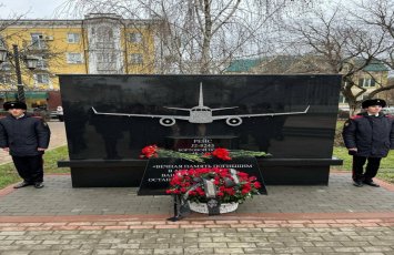 Qroznıda AZAL-a məxsus təyyarə qəzaya uğrayarkən həlak olanlara ithaf edilən xatirə daşının açılışı olub - FOTO