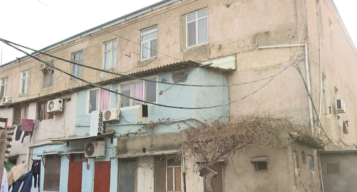 Sumqayıtda zavodun tüstüsü evlərə dolur - VİDEO