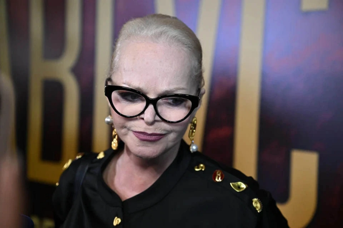 Долина начала исполнять решение суда: Помощники вывозят вещи из квартиры в Хамовниках