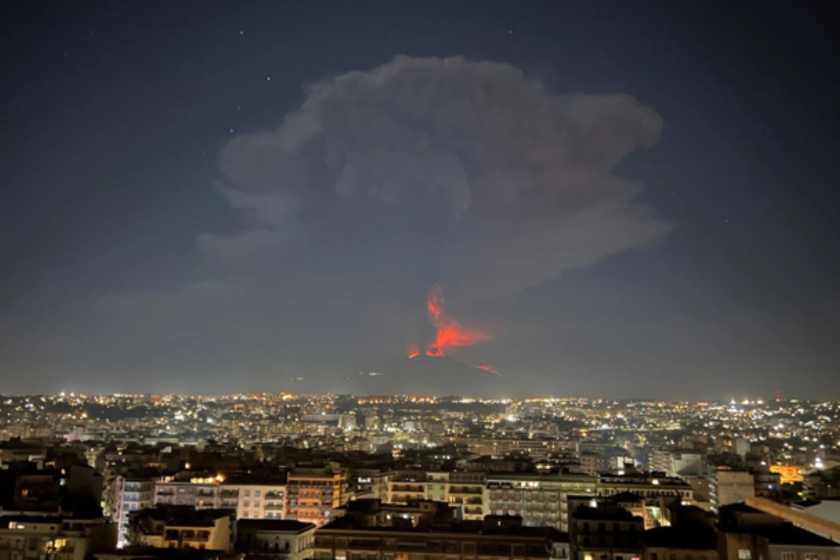 В Италии вулкан Этна выбросил лаву на высоту 400 м-ФОТО-ВИДЕО