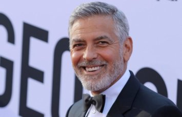 Corc Kluni ailəsi ilə birlikdə Fransa vətəndaşlığı aldı