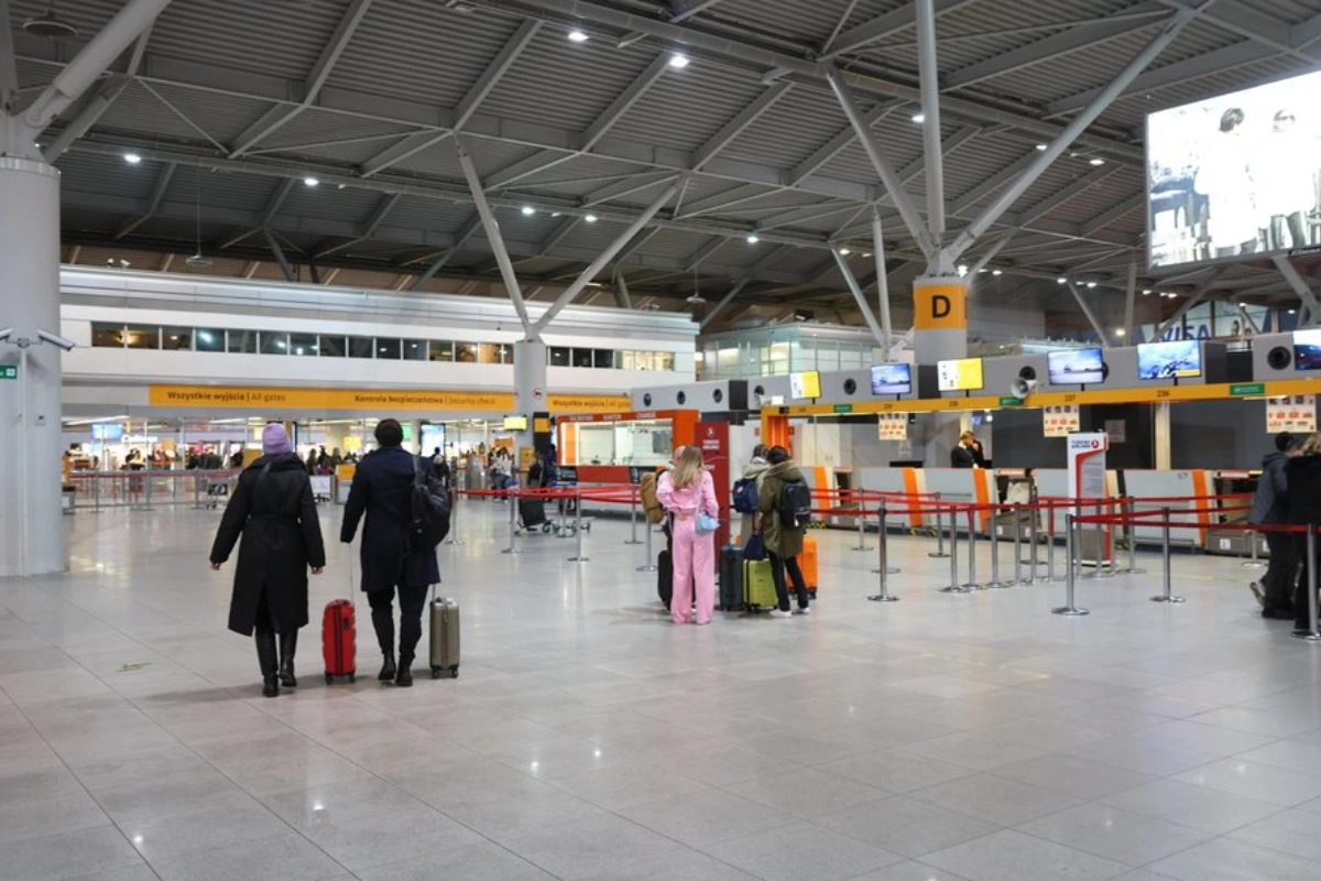 Varşava aeroportunda üzərində radiosiqnalları boğan cihaz olan Ukrayna vətəndaşı saxlanılıb