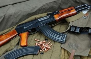 В Баку обнаружен автомат, спрятанный осужденным до ареста