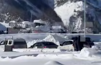 Yüzlərlə avtomobil Rusiya-Gürcüstan sərhəddində qalıb