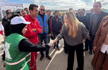 Анджелина Джоли навестила раненных палестинцев в «Рафах»