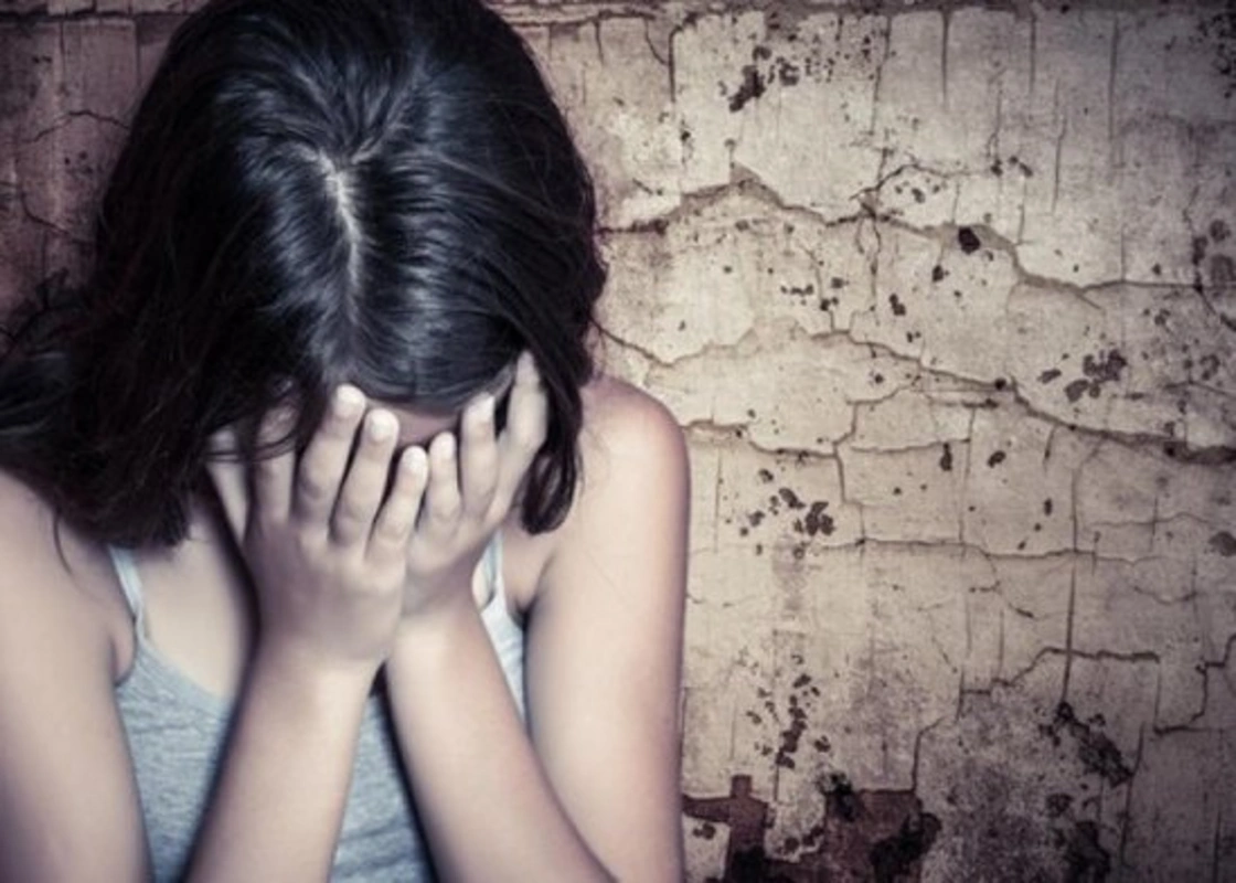 Bərdədə 11-ci sinif şagirdi əmisinin azyaşlı qızına seksual xarakterli zorakılıq etdi