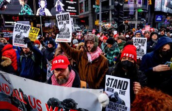 «Руки прочь от Венесуэлы». Нью-Йорк вышел на акцию протеста-ВИДЕО