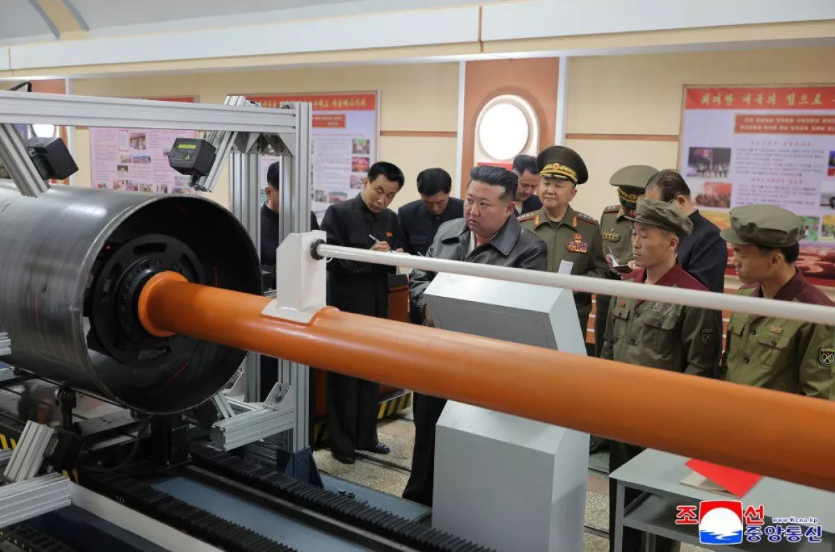 Ким Чен Ын посетил военный завод и ознакомился с производством вооружений