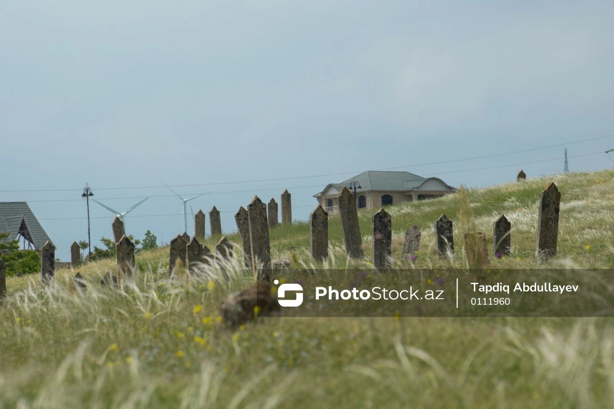 На нахчыванском кладбище продавец цветов сломал посетителю нос и ребра