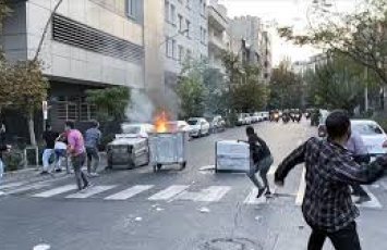 В Иране протестующие разграбили магазин, один полицейский погиб