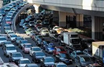 На ряде улиц и проспектов Баку затруднено движение транспорта