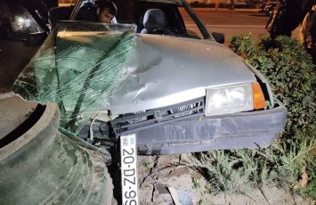 Gəncədə avtomobil işıq dirəyinə  çırpılıb - FOTO 