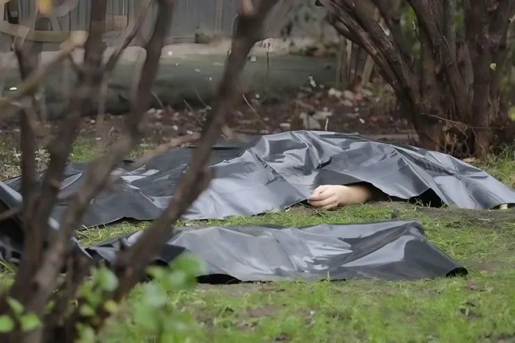 Ucarda qadın evinin həyətində ölü tapıldı