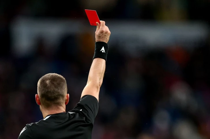 Арбитр показал красную карточку болельщику во время матча в Шотландии