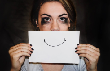 Xoşbəxt görünmək məcburiyyəti: Ruhunuzu necə zəhərləyirsiniz? - Psixoloqdan açıqlama
