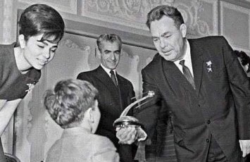 Brejnevin vəliəhd Rza Pəhləviyə hədiyyəsi - FOTO