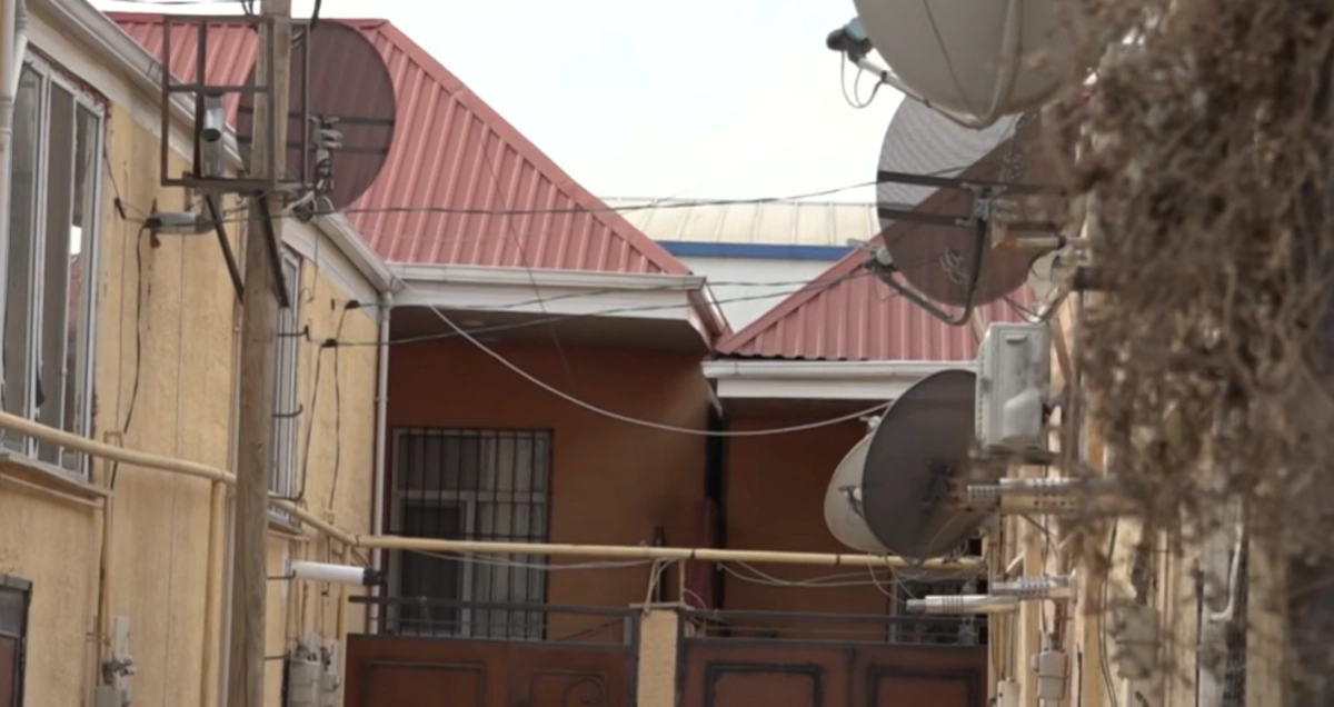 Bir-birinə yapışan evlər: Xırdalanda xaotik vəziyyət hökm sürür - VİDEO