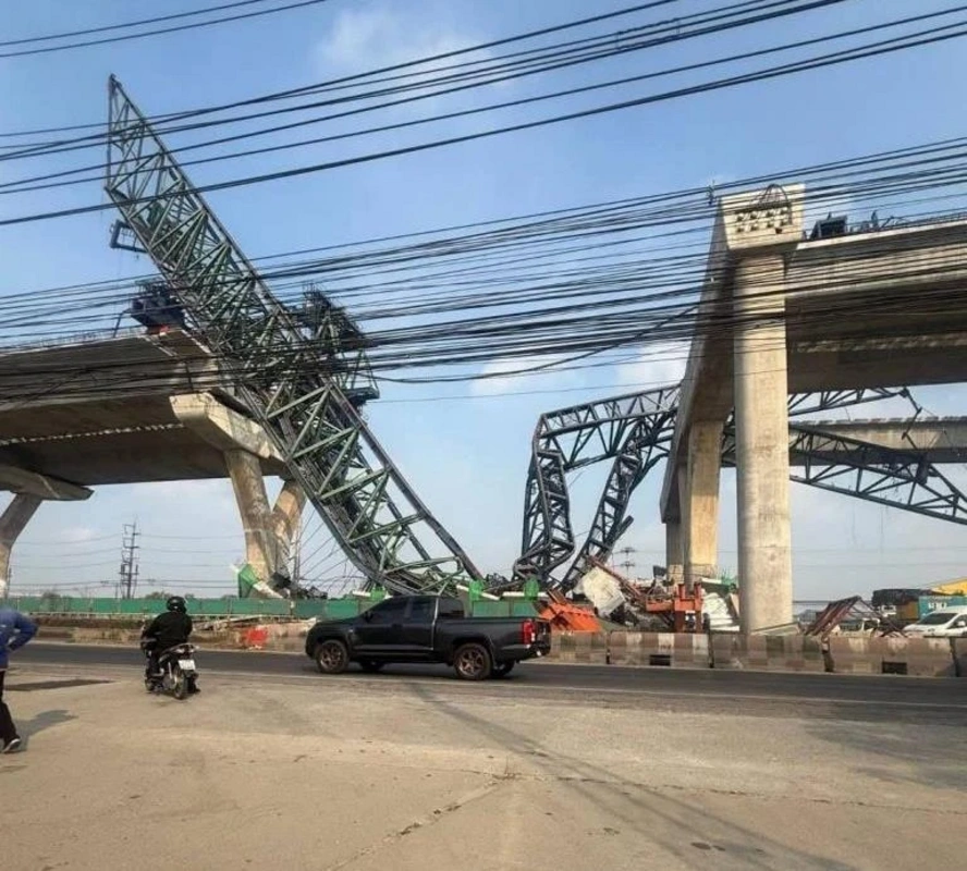 В Бангкоке на трассу рухнул строительный кран: есть погибшие-ФОТО-ВИДЕО