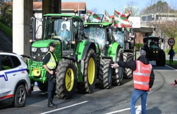 Fermerlərin etiraz aksiyası Fransa və İspaniya arasında quru yolunun bağlanmasına səbəb olub