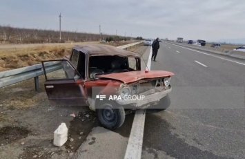 В Шамкирском районе автомобиль врезался в бетонное ограждение, пострадали два человека — ФОТО