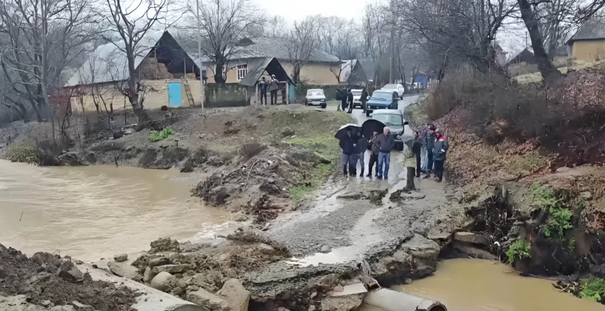 Vənlik kəndində körpü qəzalı vəziyyətə düşüb: Sakinlər çarəsiz durumda qalıblar