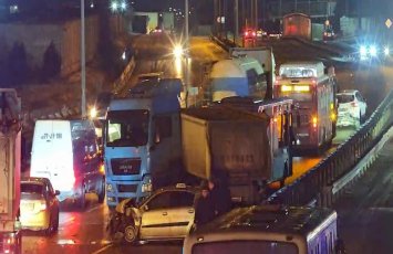 Yasamalda qəza baş verib, nəqliyyatın hərəkətində çətinlik yaranıb - FOTO