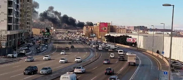 В тушении пожара на объекте в Баку задействованы 18 единиц спецтехники, есть пострадавший-ОБНОВЛЕНО-ФОТО-ВИДЕО