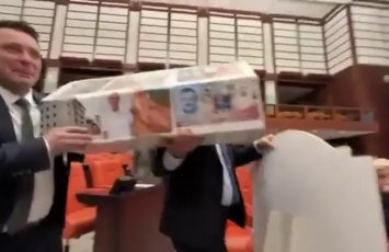 TBMM-də gərginlik: Millət vəkili parlamentə tabutla gəldi