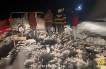 Buz bağlayan yolda qalan minik avtomobillərinə köməklik göstərilib - VİDEO