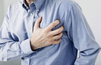 Тошнота и боль в животе могут быть признаками сердечного приступа у женщин