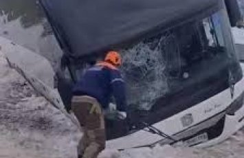 В Новороссийске автобус столкнулся с легковушкой, в салоне заблокированы пассажиры