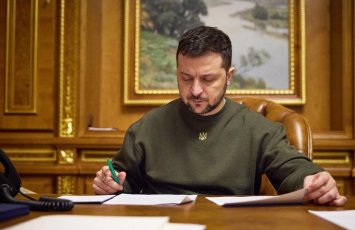 Zelenski Ukraynada hərbi vəziyyətin uzadılması barədə qanunu imzalayıb