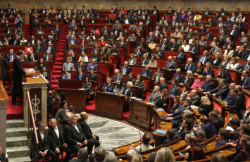 Fransa parlamenti hökumətə etimadsızlıq haqqında qətnaməni rədd edib