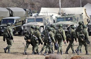 Əsgərlər robota təslim oldu - VİDEO