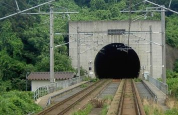 Dünyanın ən uzun dəmir yolu tuneli: 8 şəhər və 2 ölkə birləşdi