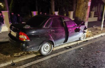 Gəncədə avtomobil ağaca çırpıldı - Xəsarət alan var