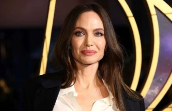 Ancelina Coli Epşteyni iki dəfə məclisinə dəvət edib