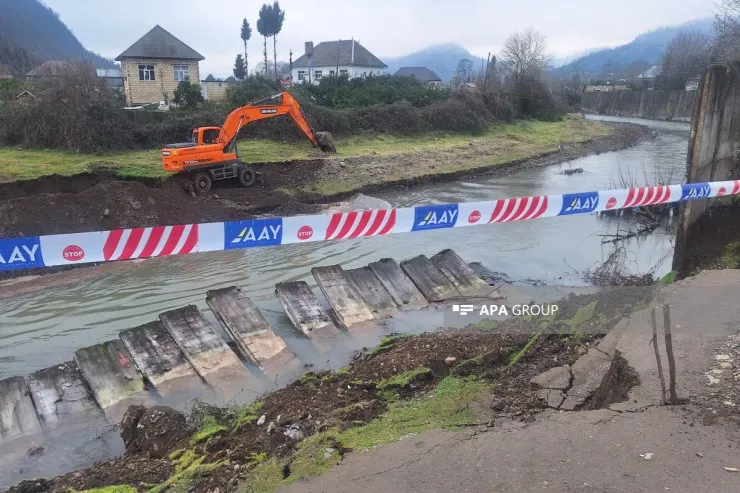Astarada torpaq sürüşməsi: çayın bəndləri uçdu - FOTO