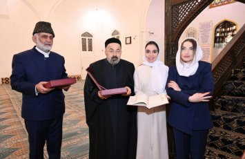 Leyla Əliyeva və Alena Əliyeva Gəncədə Şah Abbas məscidini ziyarət ediblər - FOTO
