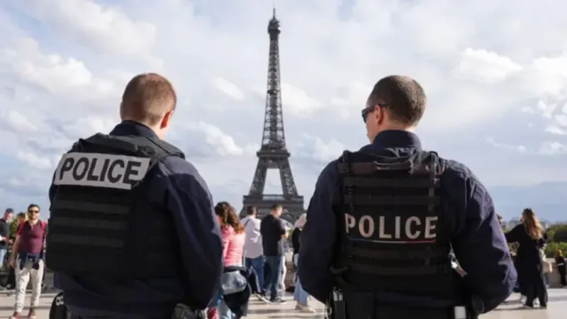 Paris polisi Eyfel qülləsi altında partlayışa çağırış edən şəxs məhkəməyə çıxarılır