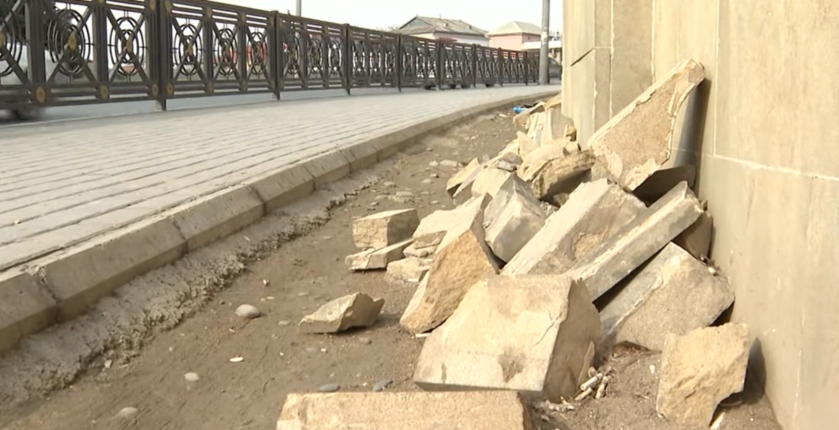 Sabunçuda sakinlər üçün təhlükə yaradan hasar - Bir neçə aydır daşlar yerə tökülür