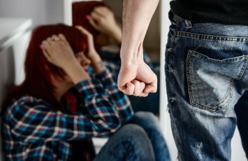 Sabirabadda məktəbdə arvadını döyən kişi həbs edildi