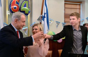 İsrail baş nazirinin oğlu atasını döydüyünə görə ABŞ-a sürgün edilib...-