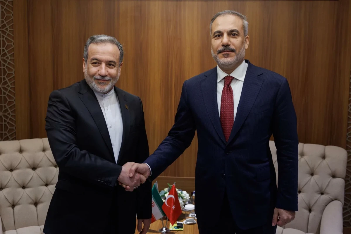 Hakan Fidan Abbas Əraqçi ilə nüvə məsələsini müzakirə edib