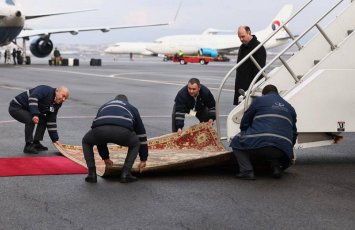 İrəvanda ABŞ vitse-prezidentinin ayağı altına sərilmiş xalça Britaniya mediasının diqqətini cəlb etdi...-FOTO