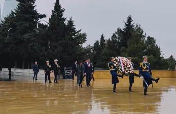 Vens və həyat yoldaşı Şəhidlər xiyabanını ziyarət etdilər - VİDEO