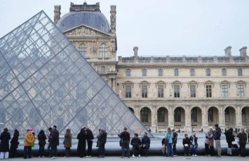Во Франции задержаны 9 человек по подозрению в мошенничестве с билетами в Лувр
